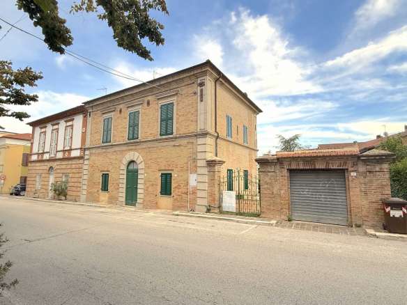 Splendida palazzina dei primi del '900 a pochi passi dal centro storico di colmurano