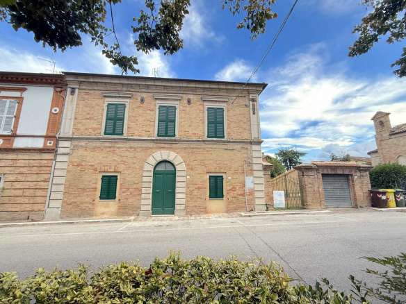 Splendida palazzina dei primi del '900 a pochi passi dal centro storico di colmurano