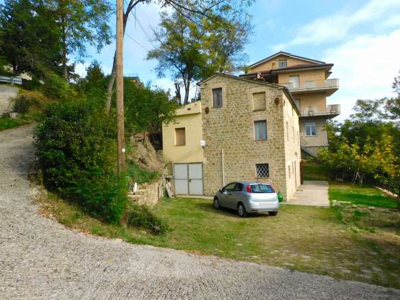 fabbricato unifamiliare con terreno edificabile