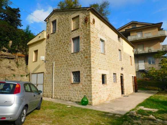 fabbricato unifamiliare con terreno edificabile