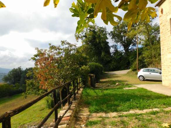 fabbricato unifamiliare con terreno edificabile