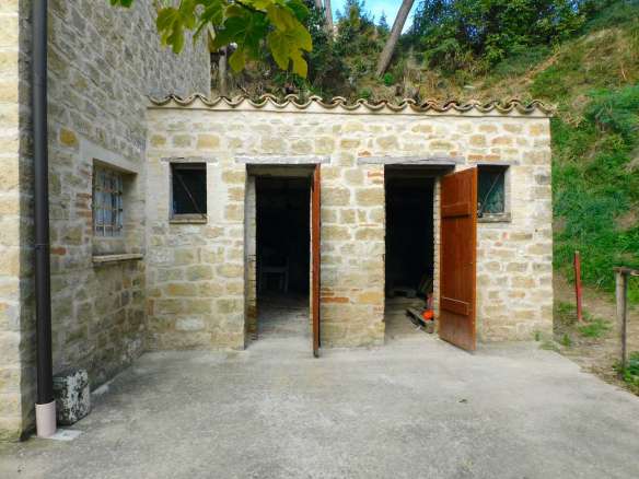 fabbricato unifamiliare con terreno edificabile