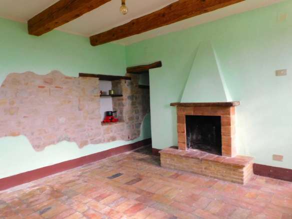 fabbricato unifamiliare con terreno edificabile