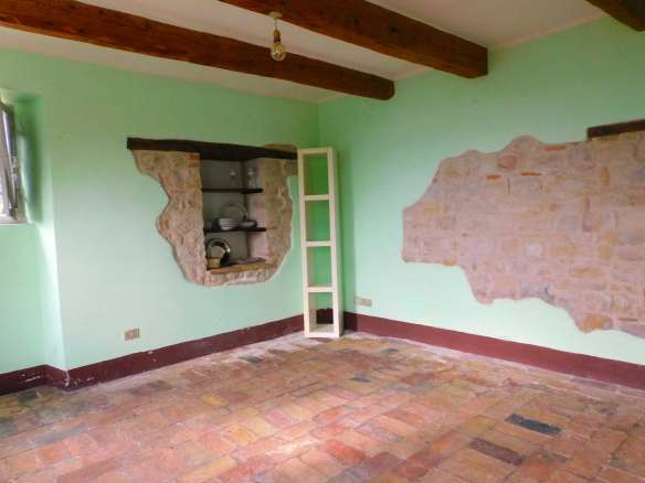 fabbricato unifamiliare con terreno edificabile