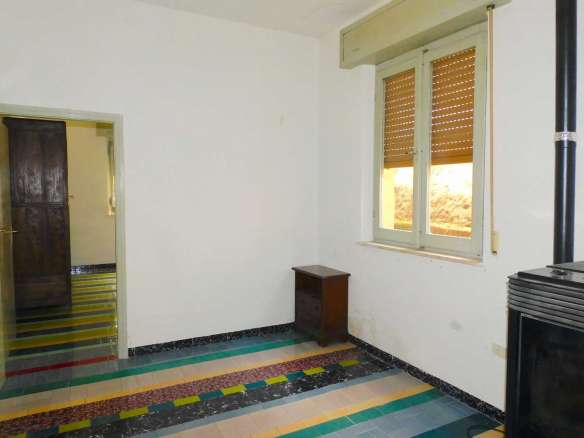 fabbricato unifamiliare con terreno edificabile