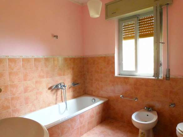 fabbricato unifamiliare con terreno edificabile