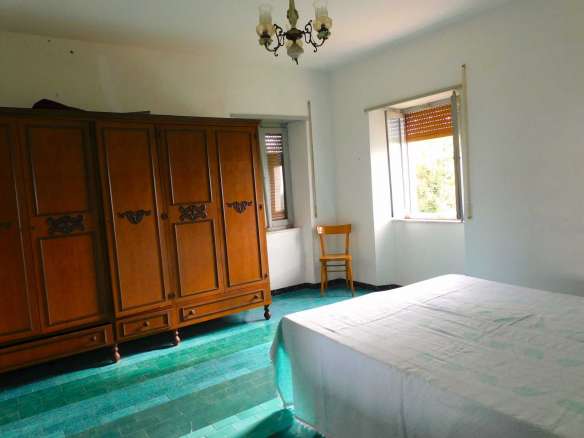 fabbricato unifamiliare con terreno edificabile