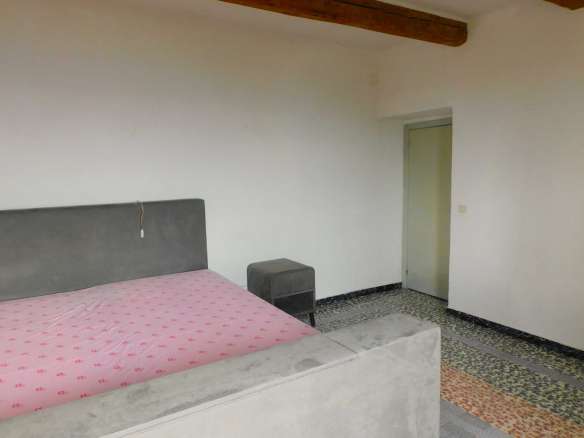 fabbricato unifamiliare con terreno edificabile