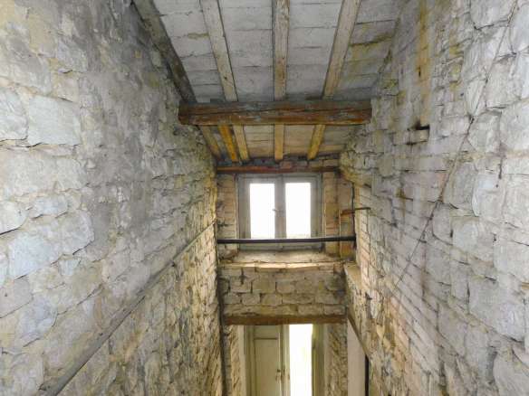 fabbricato unifamiliare con terreno edificabile