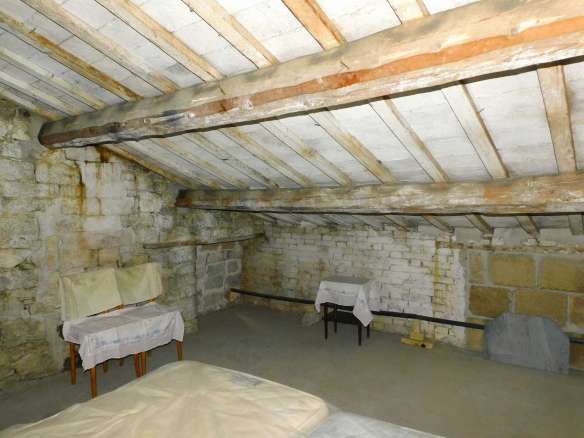 fabbricato unifamiliare con terreno edificabile