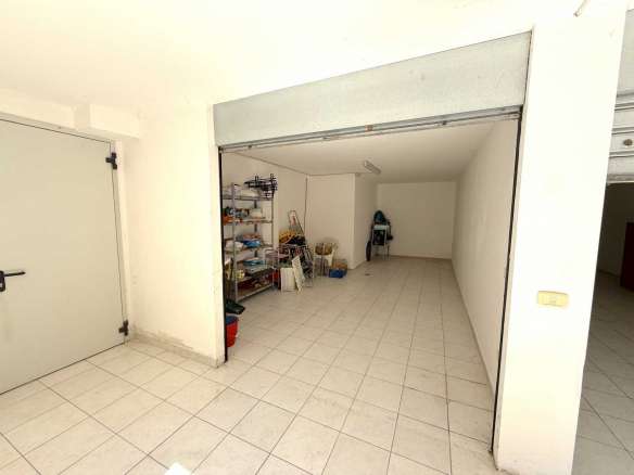 Proprietà pronta da vivere con ampio garage