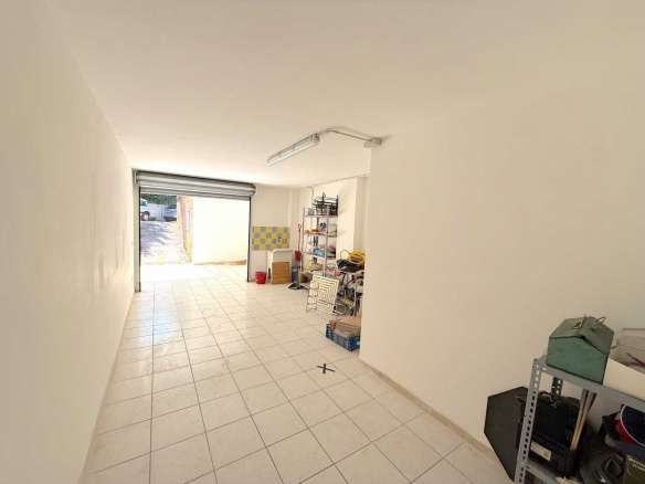 Proprietà pronta da vivere con ampio garage