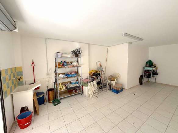 Proprietà pronta da vivere con ampio garage