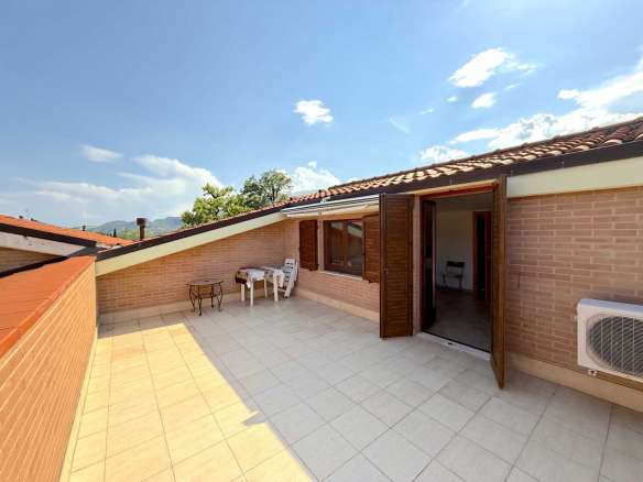 Proprietà pronta da vivere con ampio garage