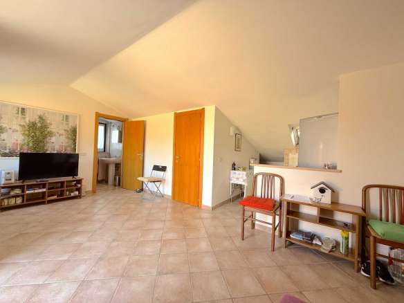 Proprietà pronta da vivere con ampio garage