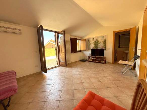Proprietà pronta da vivere con ampio garage