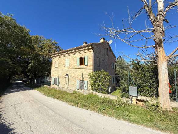 Casale nel piccolo borgo di Colle