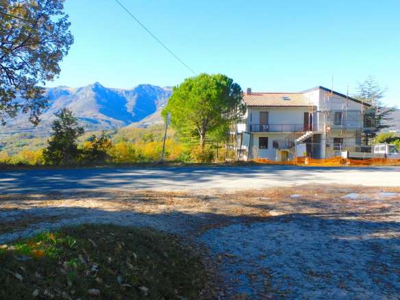 Villetta bifamiliare con corte a San Ginesio