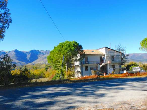 Villetta bifamiliare con corte a San Ginesio