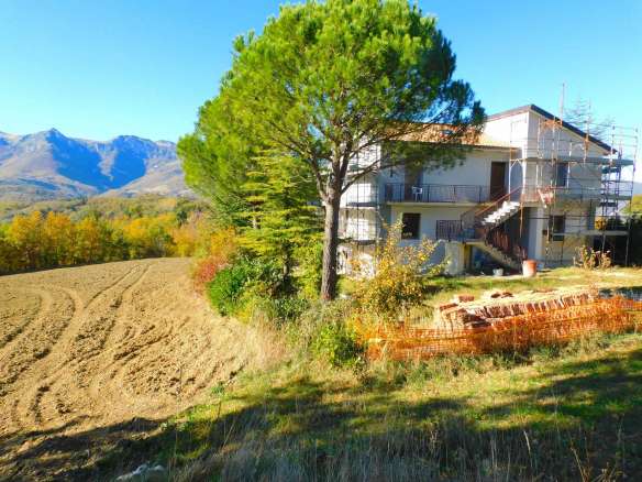 Villetta bifamiliare con corte a San Ginesio