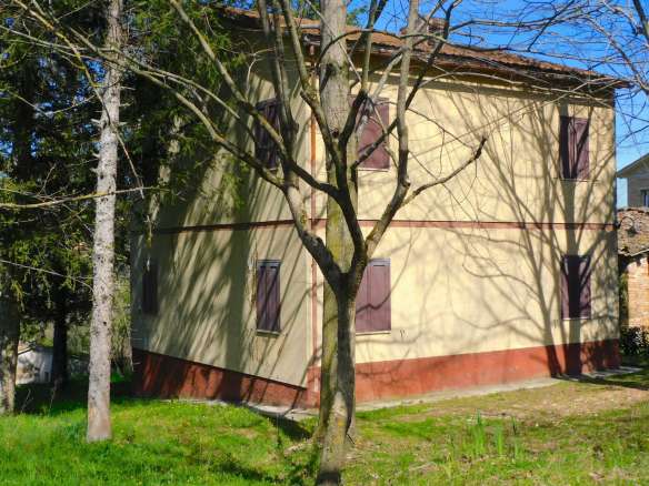 Casale a Taliani con ampia corte e accessori