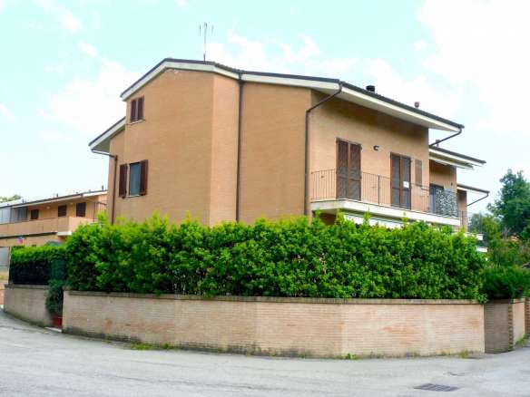 Appartamento in villetta a schiera a Sarnano prospiciente le terme di San Giacomo