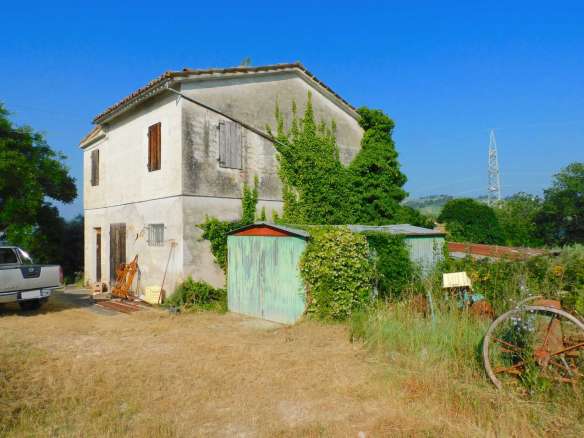 Fabbricato rurale con terreno a San Ginesio, Contrada Macchie