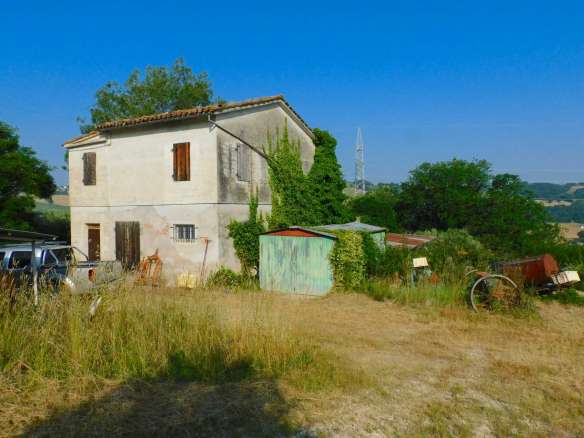 Fabbricato rurale con terreno a San Ginesio, Contrada Macchie
