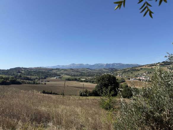 Fabbricato rurale con terreno a San Ginesio, Contrada Macchie