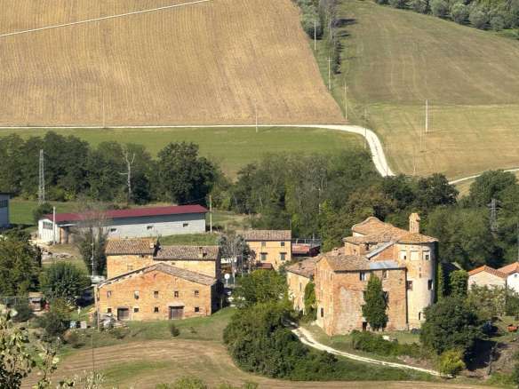 Fabbricato rurale con terreno a San Ginesio, Contrada Macchie