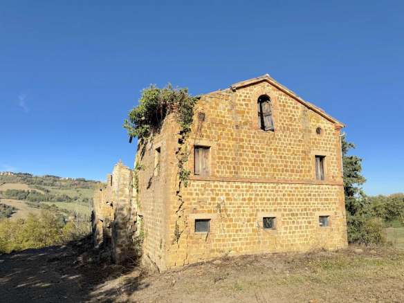 Ruins and agricultural land in San Ginesio