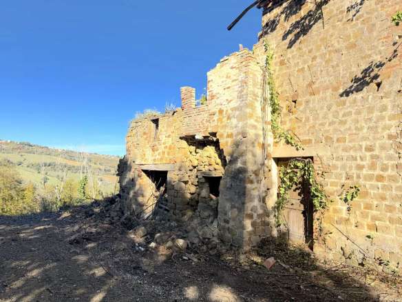 Ruins and agricultural land in San Ginesio