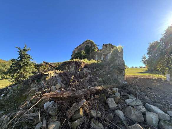 Ruins and agricultural land in San Ginesio