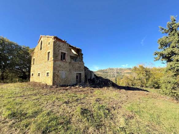 Ruins and agricultural land in San Ginesio