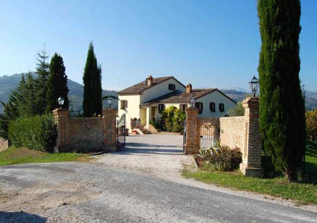 Villa moderna con splendida vista nella campagna marchigiana, piscina infinity, dependance e parco di un ettaro