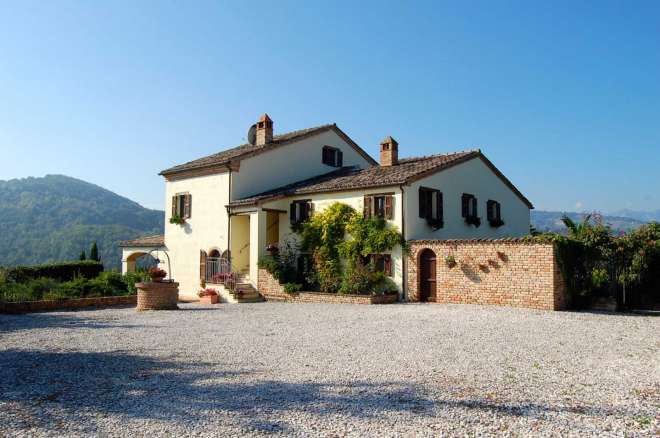 Villa moderna con splendida vista nella campagna marchigiana, piscina infinity, dependance e parco di un ettaro