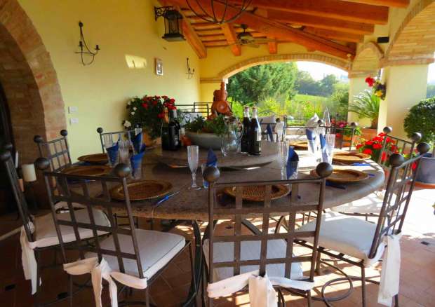 Villa moderna con splendida vista nella campagna marchigiana, piscina infinity, dependance e parco di un ettaro