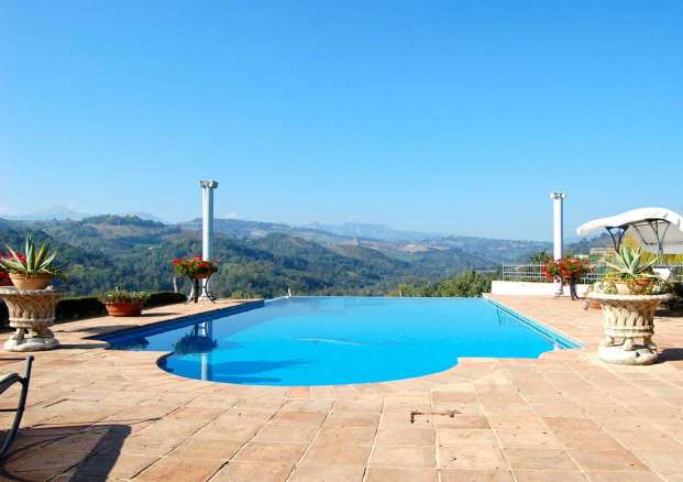 Villa moderna con splendida vista nella campagna marchigiana, piscina infinity, dependance e parco di un ettaro