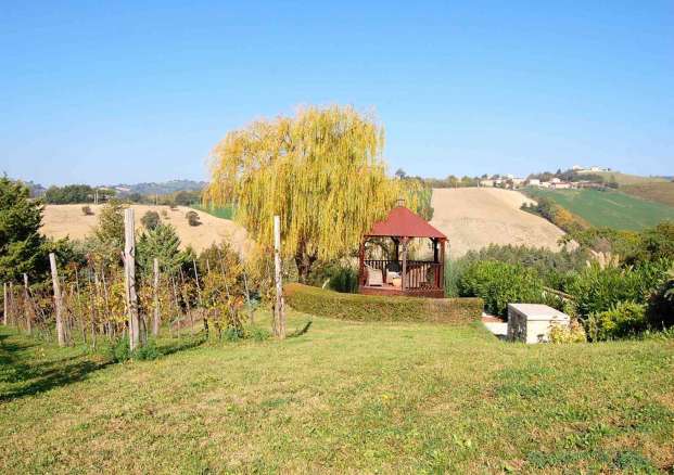 Villa moderna con splendida vista nella campagna marchigiana, piscina infinity, dependance e parco di un ettaro