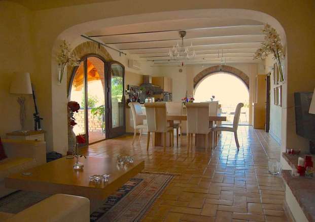 Villa moderna con splendida vista nella campagna marchigiana, piscina infinity, dependance e parco di un ettaro