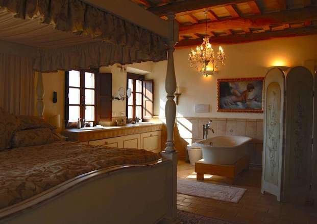Villa moderna con splendida vista nella campagna marchigiana, piscina infinity, dependance e parco di un ettaro