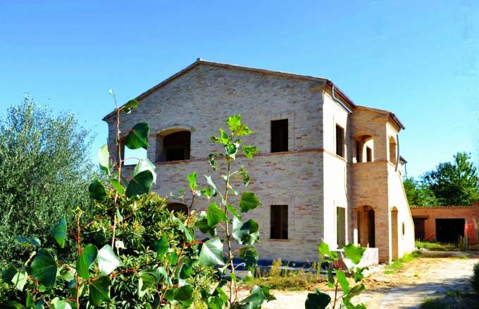 Casolare in vendita nella di campagna di Macerata