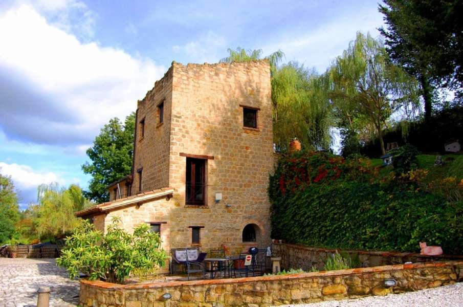 torretta restaurata in vendita a gualdo