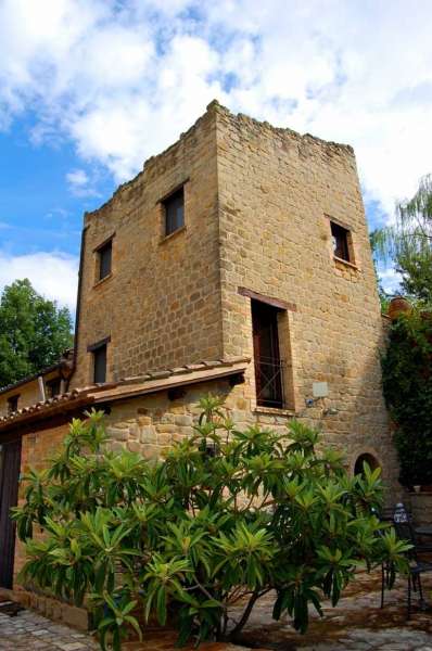 torretta restaurata in vendita a gualdo