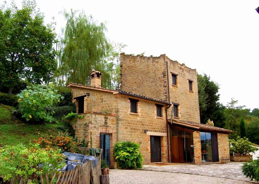 torretta restaurata in vendita a gualdo