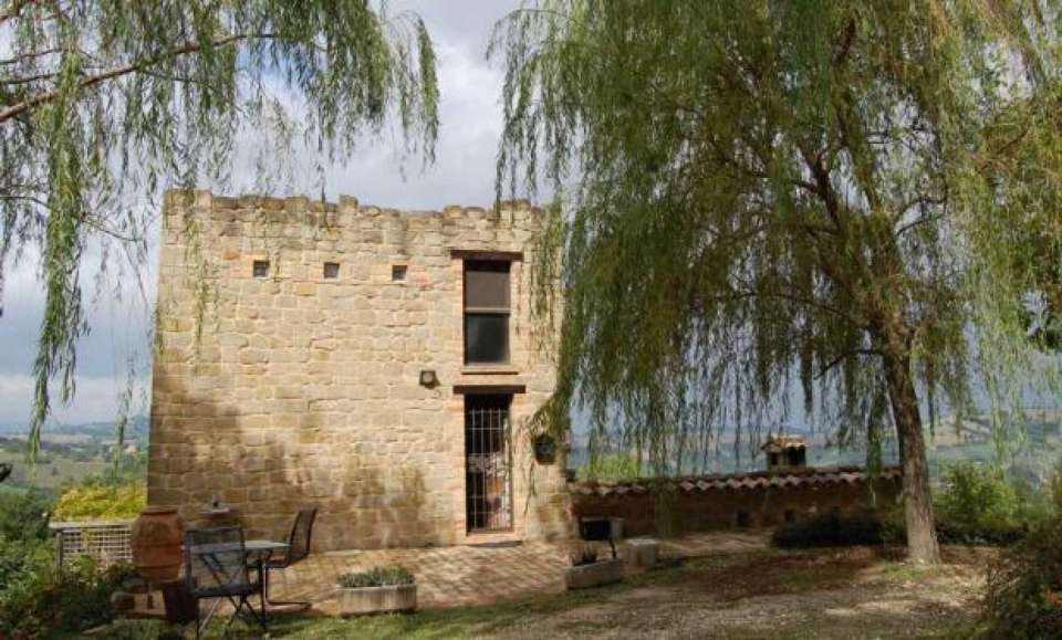 torretta restaurata in vendita a gualdo