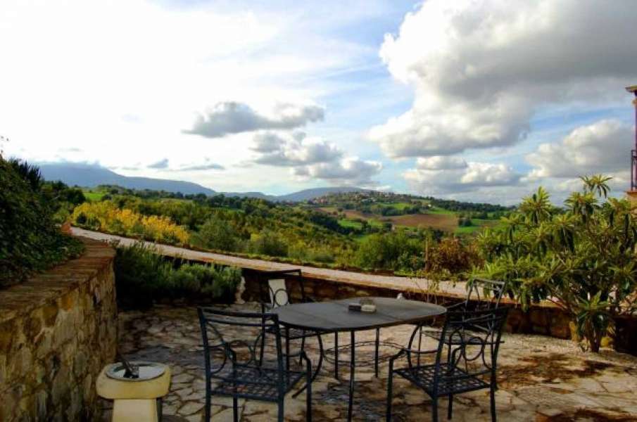 torretta restaurata in vendita a gualdo