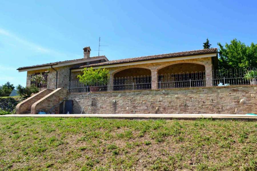 Villa singola con piscina e giardino in vendita a Cingoli, Marche