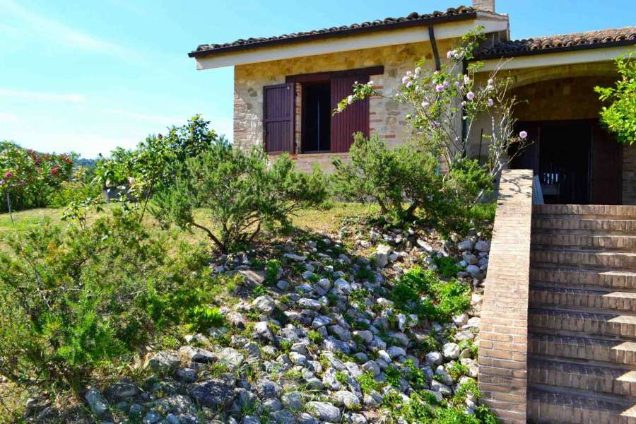 Villa singola con piscina e giardino in vendita a Cingoli, Marche