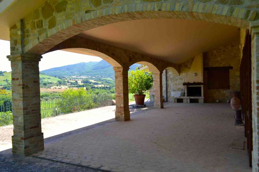 Villa singola con piscina e giardino in vendita a Cingoli, Marche